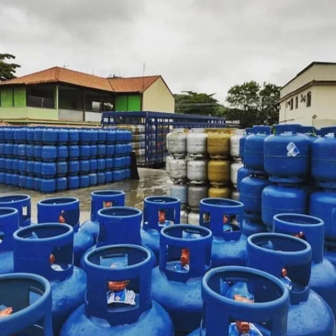 Pátio do depósito de gás com botijões azuis Ultragaz empilhados